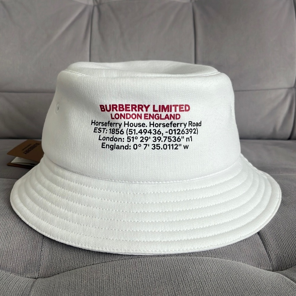 BURBERRY
White Cotton Location Print Bucket Hat 🤩